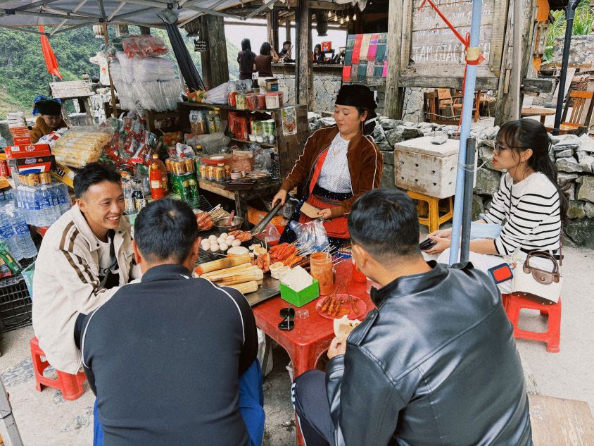 Khi tham quan, du khach co the dung chan quay quan ben bep am de thuong thuc dac san. Anh: Phong Linh