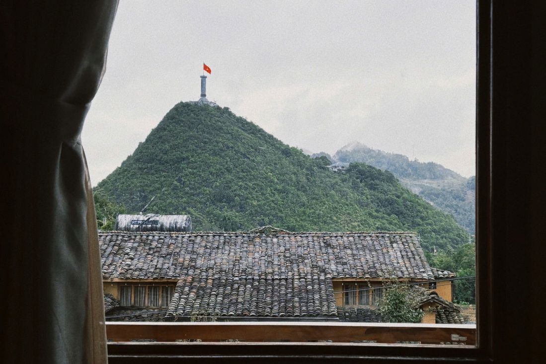 Nhieu homestay o lang Lo Lo Chai voi thiet ke nhin ra Cot co Quoc gia Lung Cu. Anh: Phong Linh