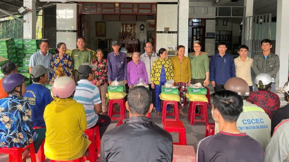 200 phan qua duoc trao cho cac ho gia dinh co hoan canh kho khan tai xa Giong Rieng. Anh: Cong an An Giang