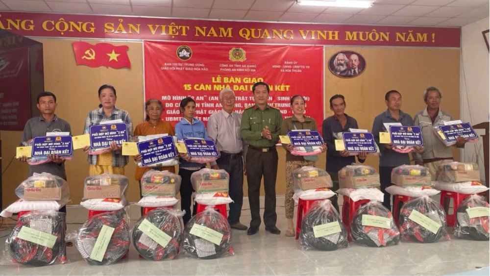 Leaders of the Domestic Security Department, An Giang Provincial Police and representatives of philanthropists present houses of great solidarity and gifts to households. Photo: An Giang Police