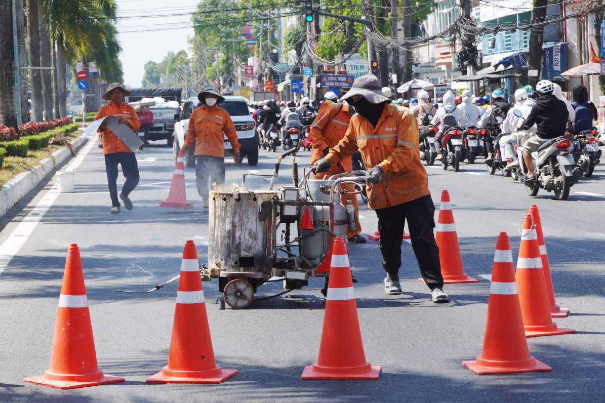 Nganh chuc nang dang trien khai viec ke lai vach son duong bo tai nhieu tuyen duong va nut giao thong trong diem. Anh: Ta Quang