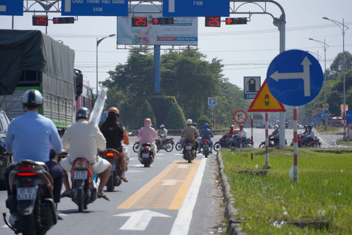 Nut giao giao voi duong ra cua Quoc lo 1A huong ve Nam Song Hau. Anh: Ta Quang