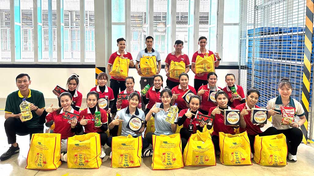 Cong nhan hao hung mo tui qua Tet. Anh: Don vi cung cap