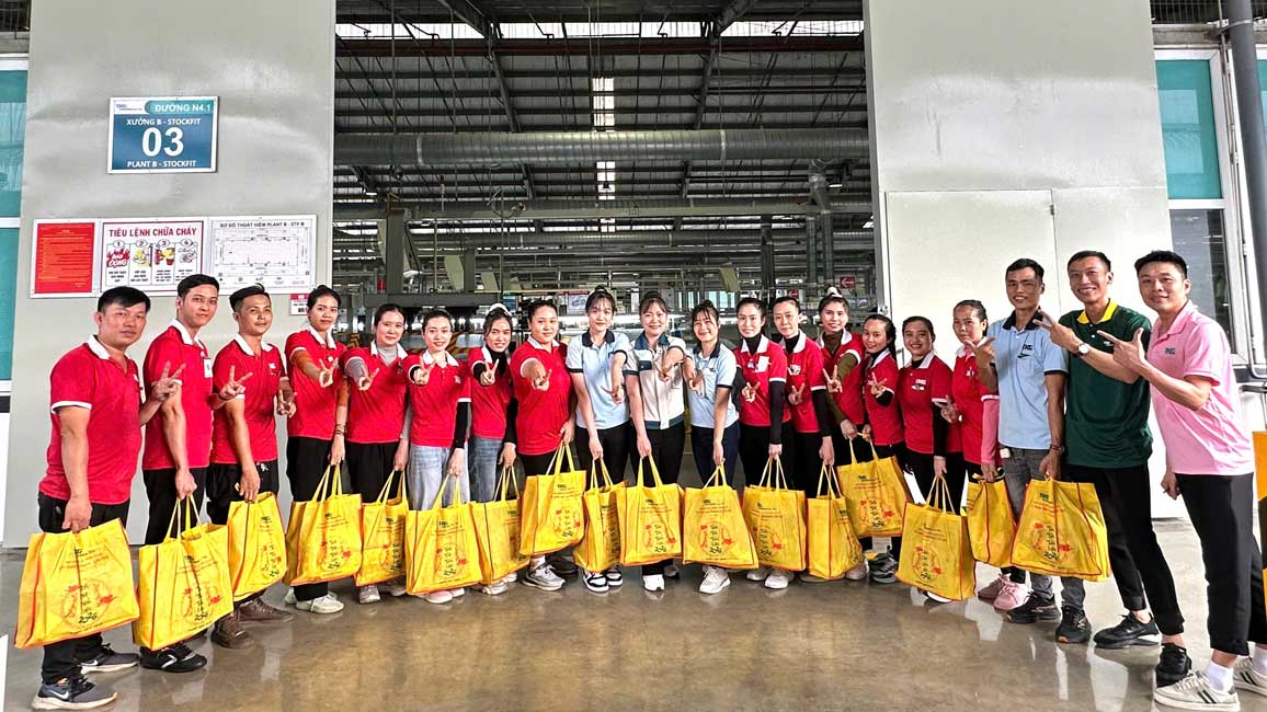 Cong ty TNHH TKG Taekwang Can Tho phoi hop voi cong doan co so to chuc trao qua Tet Nguyen dan cho hon 17.000 doan vien, cong nhan, nguoi lao dong tai don vi. Anh: Don vi cung cap