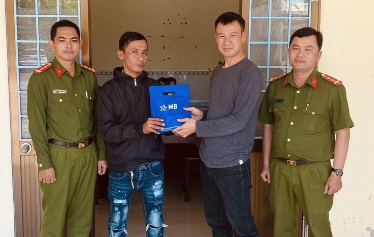 La police de la commune de Tai Van (ville de Can Tho) aide les habitants a finaliser les procedures et a restituer l'argent transfere par erreur aux particuliers conformement a la reglementation. Photo: Unite fournie