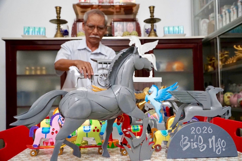 Horse mascot from plastic scrap welcomes Binh Ngo Tet Stadium