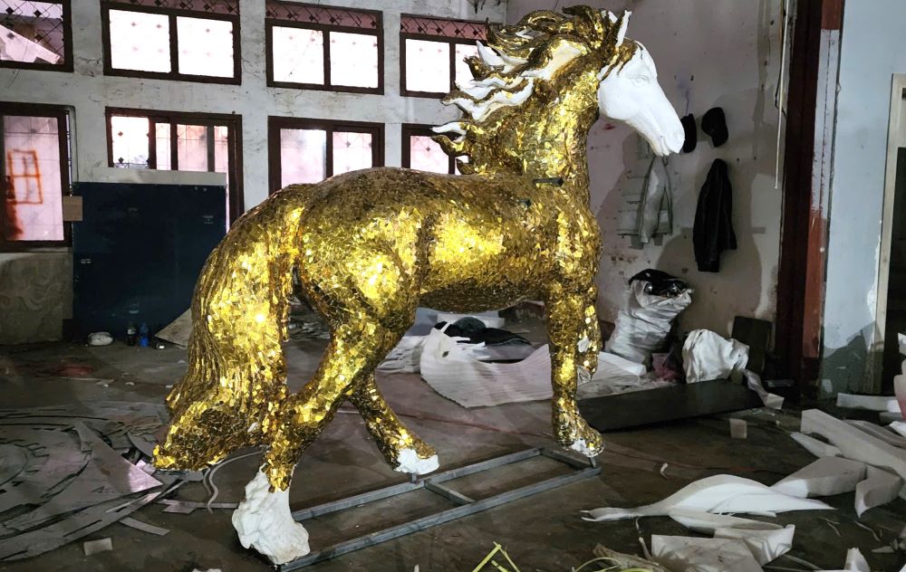 Buc tuong ngua do Tam va cac cong su lam de ban gay quy, kinh phi thu duoc lam qua tang cho nguoi co hoan canh kho khan dip Tet. Anh: H.Tho