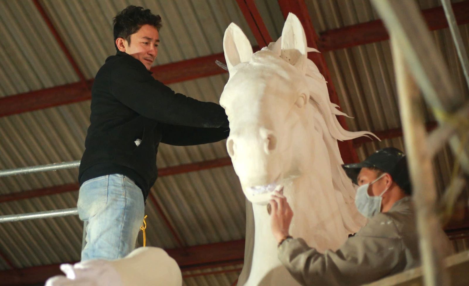 Dinh Van Tam and colleagues create a horse statue on order. Photo: H.Tho
