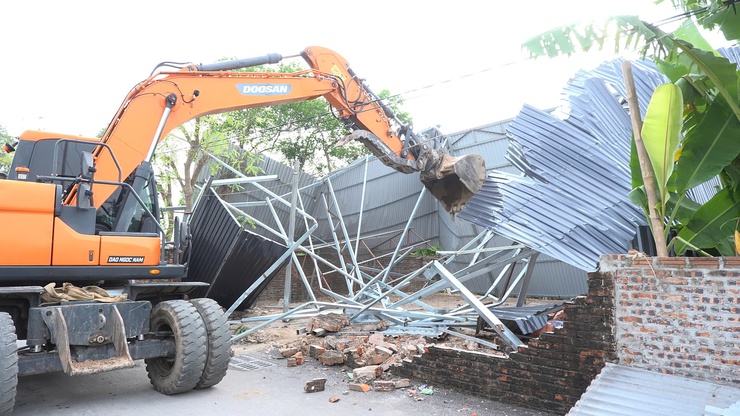 Xã Thanh Oai tổ chức cưỡng chế, phá dỡ các công trình xây dựng trái phép trên đất công, đất nông nghiệp hồi cuối năm 2025. Ảnh: UBND xã Thanh Oai