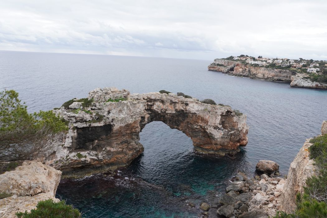 Es Pontas stone bridge east of Mallorca, the "saint land" of rock climbers, with a difficulty rating of 9+. Photo: Bao Tram