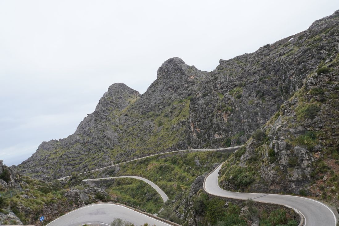 Nhung cung duong “giun chui ong mat” phia Tay nam dao. Anh: Bao Tram