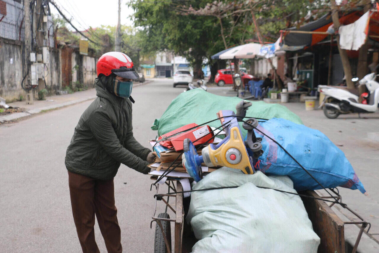 Les travailleurs independants gagnent leur vie sous le froid hivernal a Phu Tho. Photo: Yen San