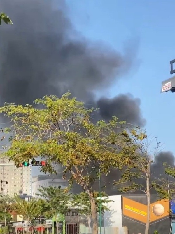 Dam chay thu 2 bung phat gan do, tao khoi den boc cao. Anh: Nguoi dan cung cap