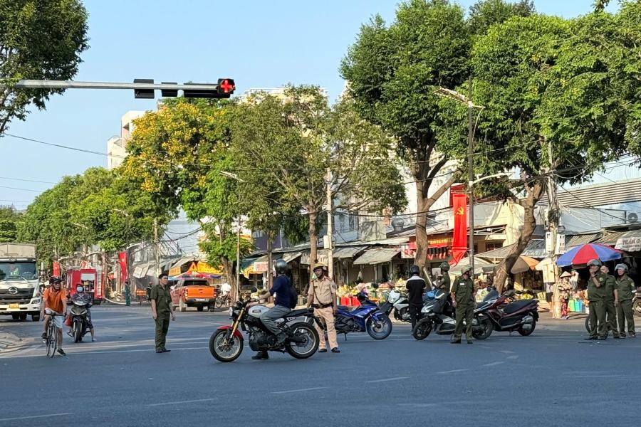 Co quan chuc nang chan duong Nam Ky Khoi Nghia de dam bao an toan, thuan tien cho viec chua chay. Anh: Thanh An