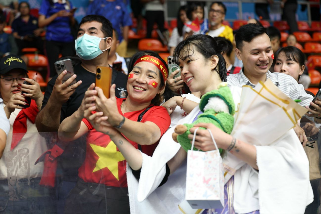 Khan gia Viet Nam sang Thai Lan co vu cho Thanh Thuy thi dau SEA Games 33. Anh: Minh Dan