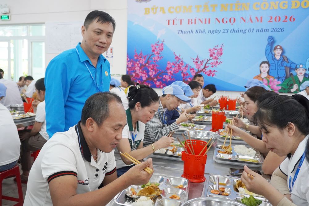 Grassroots trade union in Da Nang organizes year-end meal for workers. Photo: Tran Thi
