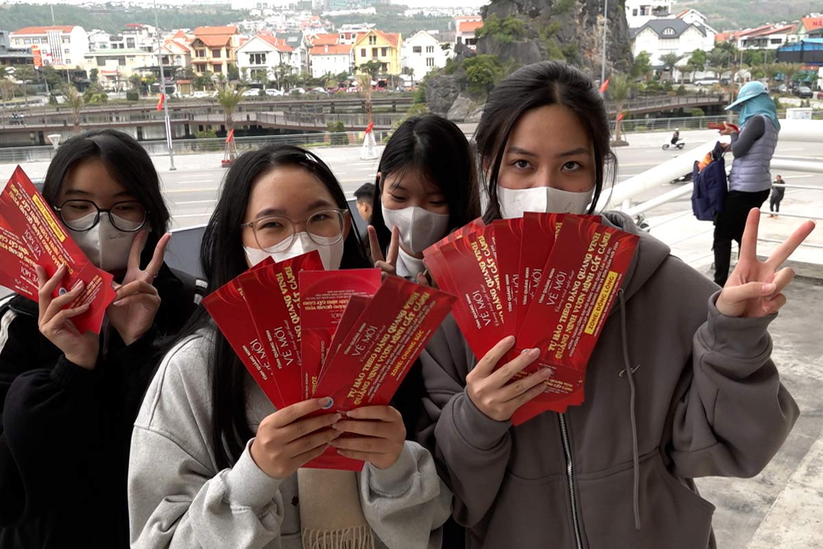 People excitedly show off tickets for the art program "Proud of following the glorious Party - Quang Ninh rises and takes off". Photo: Doan Hung