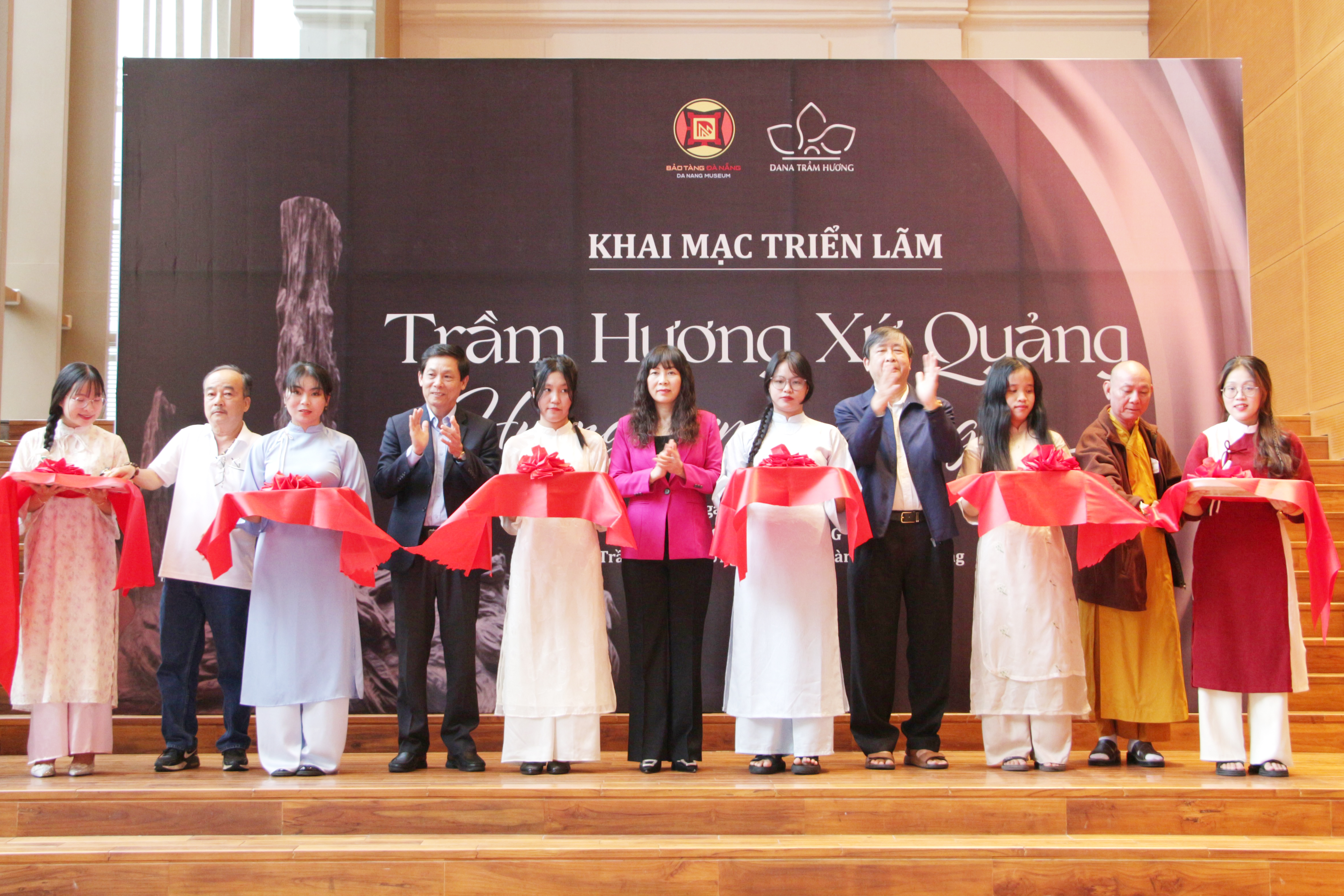 Trien lam gioi thieu khoang 100 mau vat va san pham tieu bieu duoc che tac tu tram huong, sap xep theo ba noi dung chinh. Anh: Tran Thi