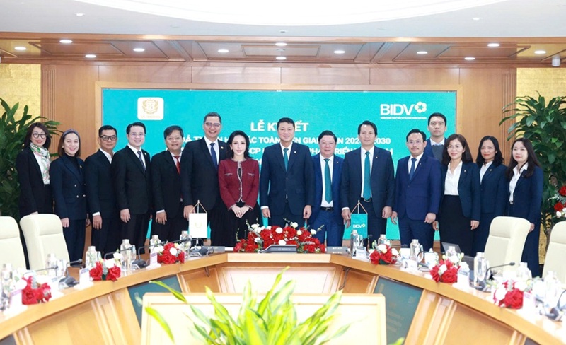 Cac dai bieu tham du Le ky ket chup anh luu niem. Anh: BIDV