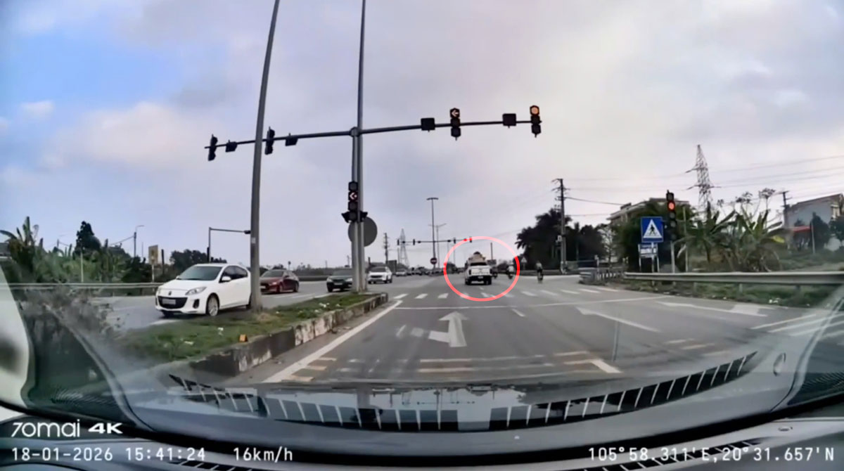 Conduisant un pick-up au feu rouge. Photo: Capture d'ecran du clip