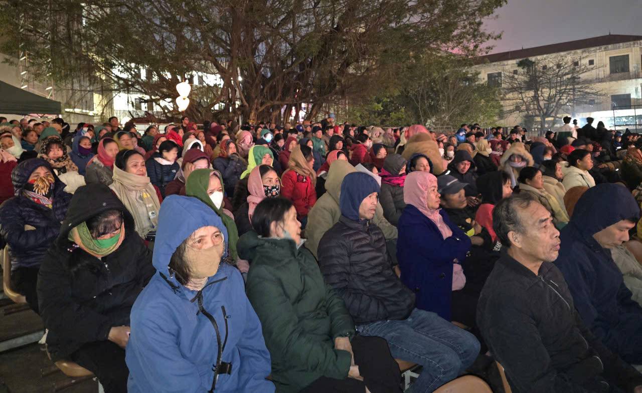 Des milliers de personnes et de touristes se sont immerges dans le programme artistique celebrant le succes du XIVe Congres du Parti dans la vieille ville de Hoa Lu (Ninh Binh). Photo: Dieu Anh
