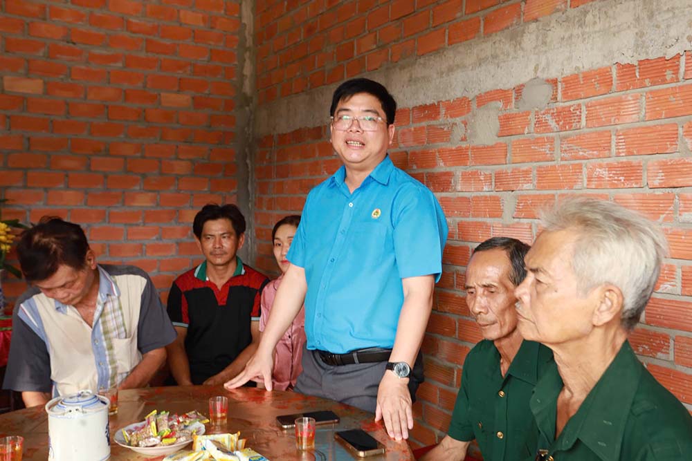 Ong Nguyen Hoai Thanh - Pho Chu tich Lien doan Lao dong tinh Tay Ninh phat bieu tai buoi le. Anh: Thanh Vu