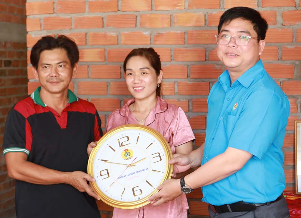 Lien doan Lao dong tinh Tay Ninh tinh Tay Ninh tang qua cho chi Chi. Anh: Thanh Vu