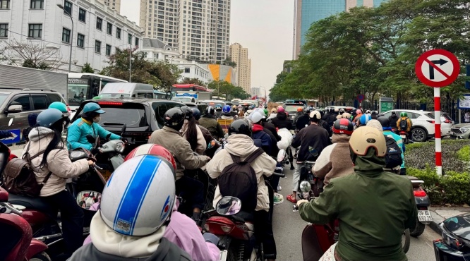 Dong nguoi do don ve san van dong Quoc Gia.