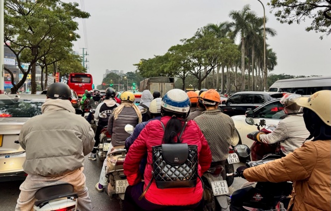 Doan duong Me Tri huong ra Le Quang Dao rat dong nguoi tham gia giao thong.