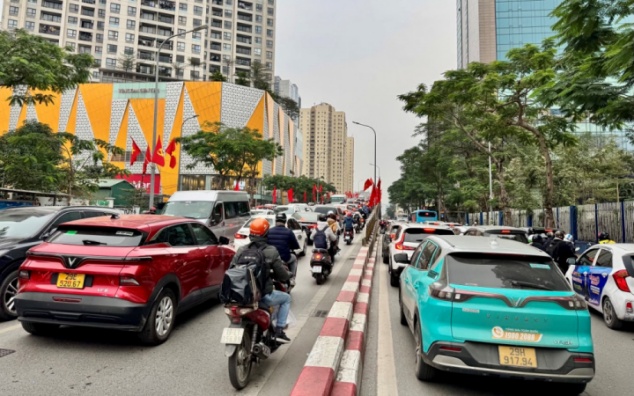 Dan xe noi duoi nhau di chuyen o cau vuot Tran Duy Hung.