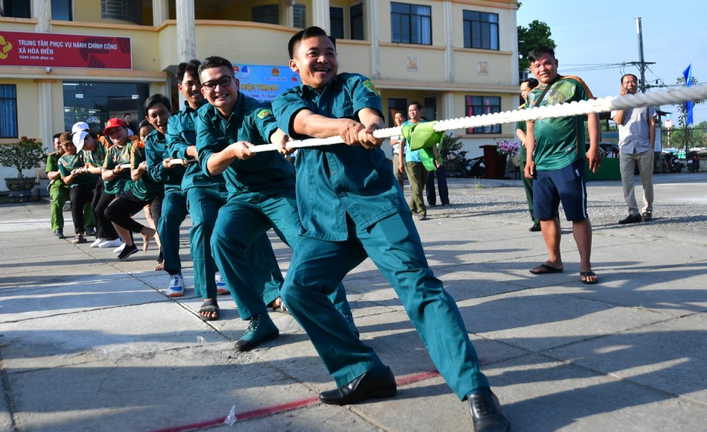 Cac doi tham gia thi dau soi noi, tao khong khi vui tuoi. Anh: Phuong Vu