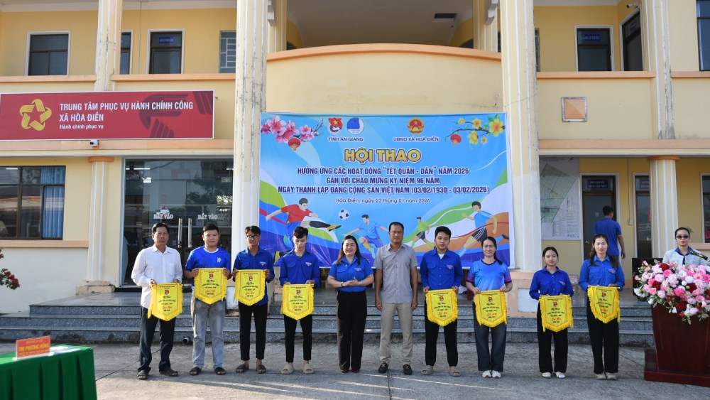 Ban To chuc trao co luu niem cho cac doi tham gia hoi thao. Anh: Phuong Vu