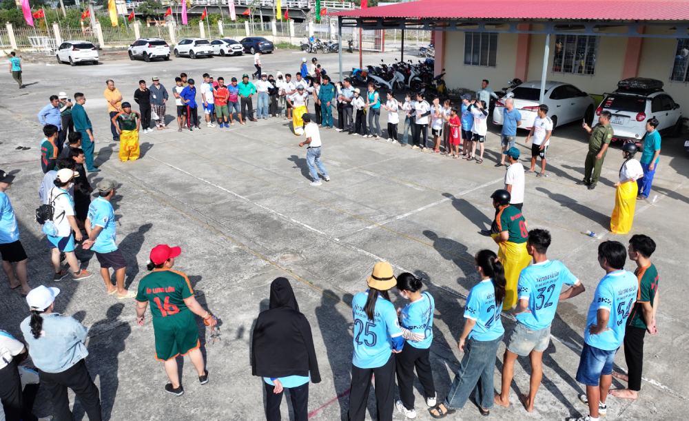 Sports festival in response to Tet Soldiers and people create a joyful atmosphere to celebrate the new year. Photo: Phuong Vu