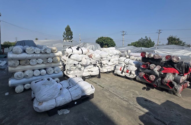 Kiểm tra đột xuất phát hiện hơn 400 cuộn vải không rõ xuất xứ ở Ninh Bình