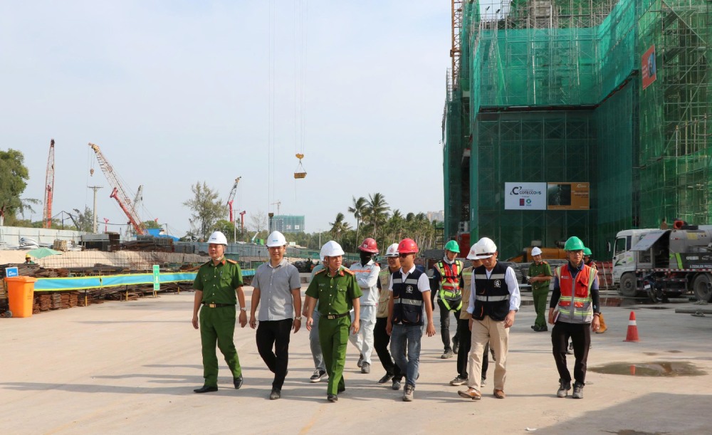 Doan cong tac kiem tra thuc te tai cong truong thi cong. Anh: Tien Dung