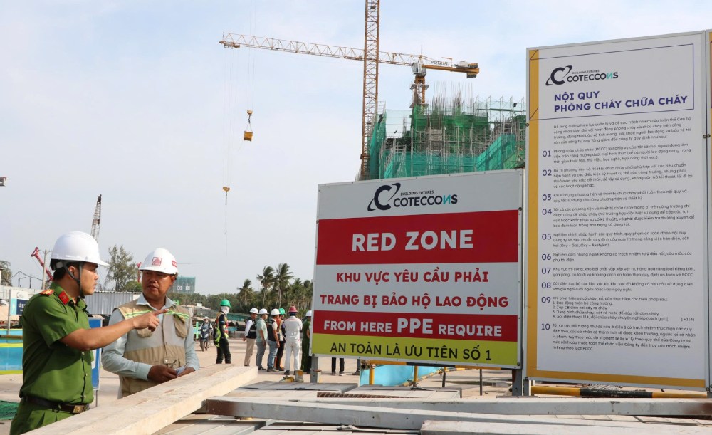 The delegation went to inspect the reality and guide fire prevention and fighting for the construction units of the APEC Convention Center. Photo: Tien Dung