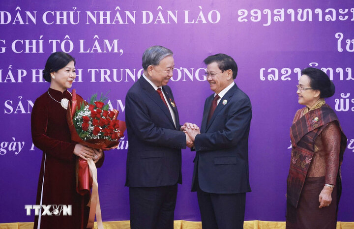 General Secretary, President of Laos Thongloun Sisoulith and his wife, along with General Secretary To Lam and his wife in Vientiane, Laos in December 2025. Photo: VNA