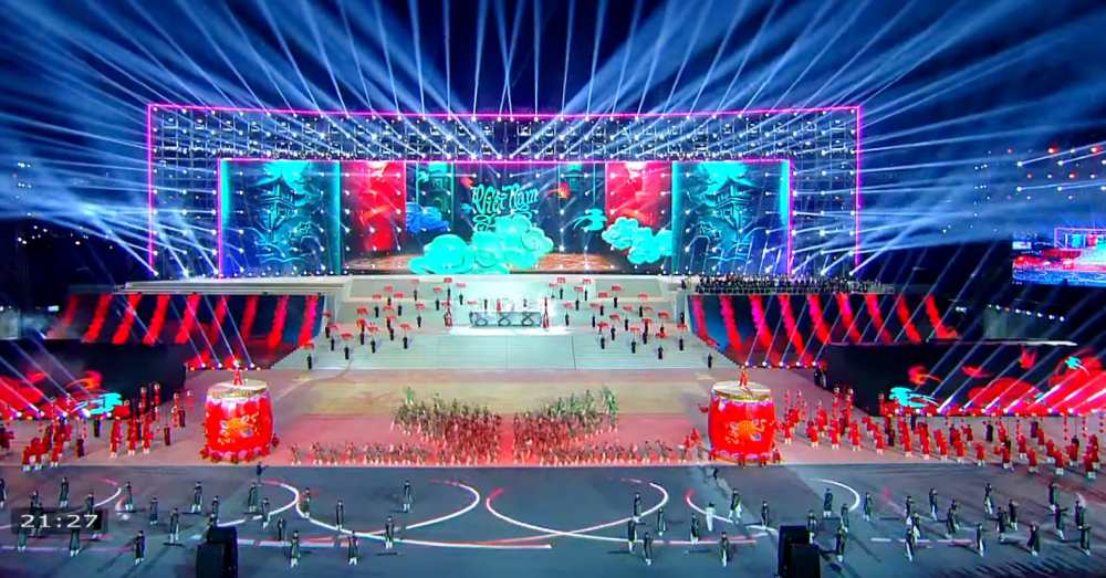 Cung hon 6.000 dien vien quan chung, dem den san khau trinh dien cuc man nhan. Anh: VTV