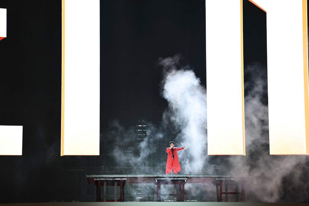 Tung Duong xuat hien mo man chuong trinh. Anh: Duy Duong