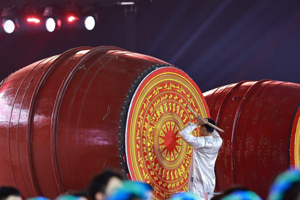 San khau duoc dau tu hoanh trang, cong phu voi hang nghin dien vien, nghe si tham du. Anh: Duy Duong
