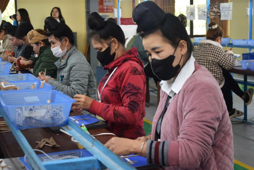 Ouvriers de la societe de chaussures Yen Chau pendant le quart de travail. Photo: Minh Nguyen