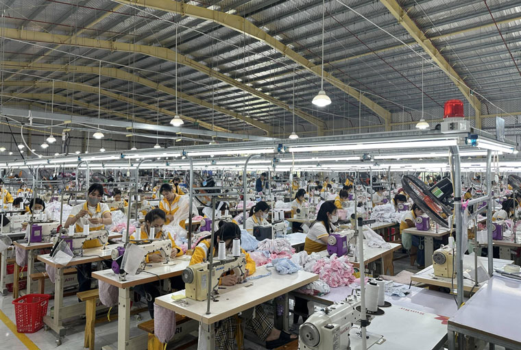 Cong nhan lao dong thi dua san xuat chao mung thanh cong Dai hoi dai bieu toan quoc lan thu XIV cua Dang. Anh: Thanh Phong