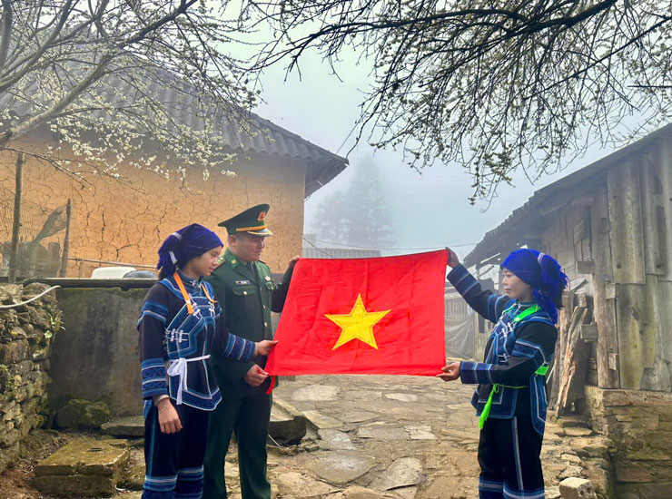 Nguoi dan vung bien tin tuong rang Dai hoi XIV cua Dang se mo ra nhung buoc phat trien moi, dua dat nuoc vung vang tien vao tuong lai tuoi sang. Anh: Tuan Ngoc