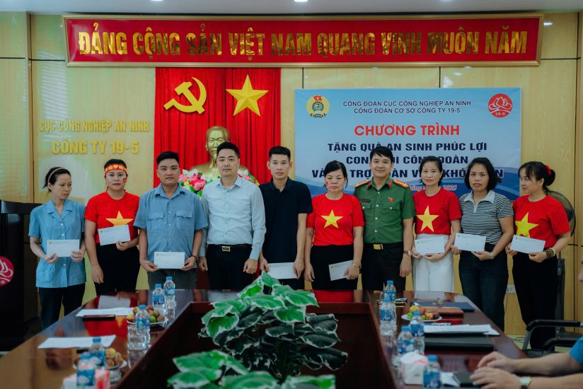 En plus de se concentrer sur le lancement de l'emulation, le syndicat de la societe 19.5 s'occupe egalement des ouvriers, des travailleurs, en particulier des membres du syndicat en difficulte. Photo: Quynh Chi