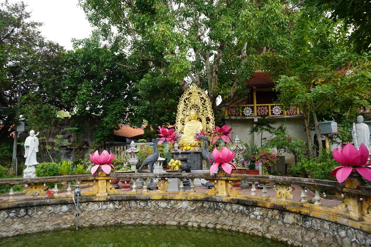 Tuong Phat Thich Ca dat giua vuon tuong, phia truoc la ho nuoc lon. Ảnh: Mai Dung