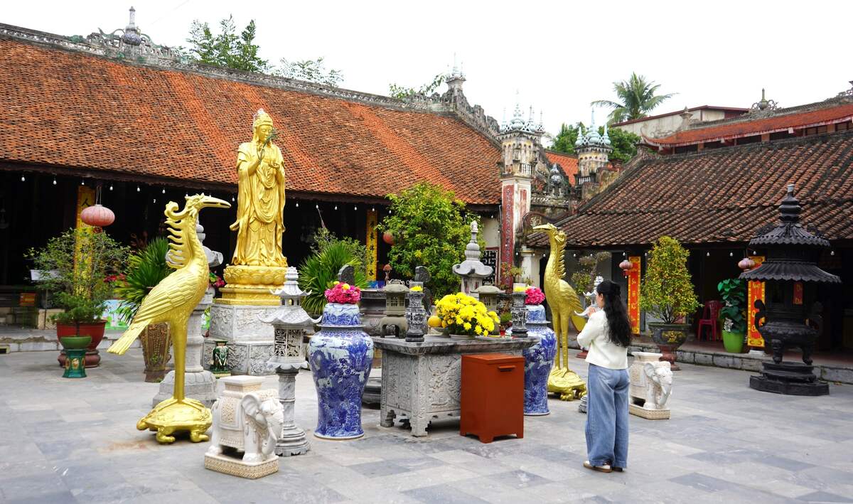 Chua Du Hang la diem den tam linh noi tieng cua TP Hai Phong, thu hut van luot khach tham quan, dang huong moi nam. Ảnh: Mai Dung