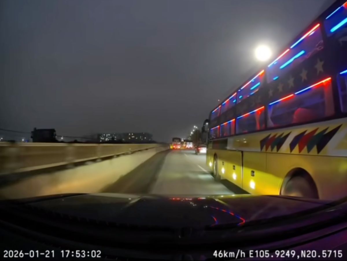 Autobus de pasajeros violando el trafico. Foto: Recorte de un clip