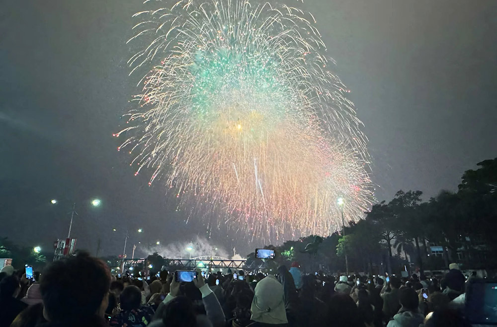 Pháo hoa khai màn, Mỹ Đình ùn tắc vì dòng người đổ về. 