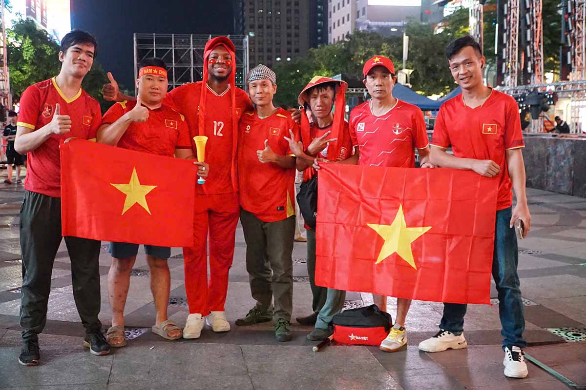 Nhieu nhom ban tre, gia dinh mang theo co, bang ron, trong co dong de tiep lua tu xa cho cac cau thu tre Viet Nam trong cuoc so tai duoc danh gia khong kem phan quan trong. Anh: Thai Bao