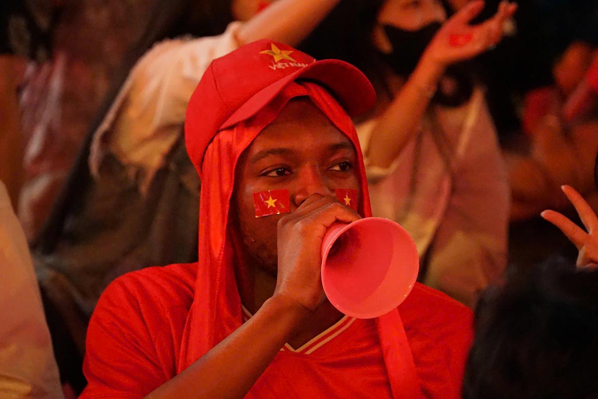 Khach quoc te hoa minh co vu U23 Viet Nam. Anh: Thai Bao